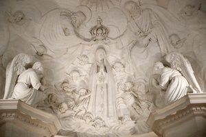 Heiligdom van Fatima. Interieur van de oude basiliek van Fatima. De kroning van de Maagd. Portugal. door Maximiano Alves