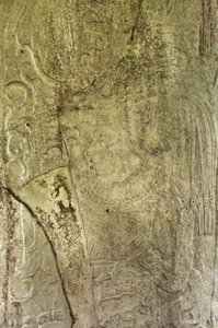 Detail (Stela 9) Ajb’alun Haab’tal Wat’ul K’atel tonend, Terminal Classic Koning van Ceibal, Guatemala, ter herdenking van het einde van de 9e katun in AD. 849