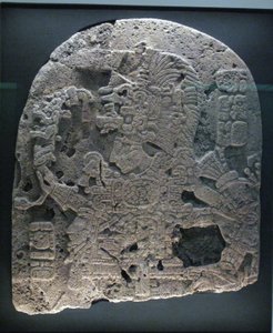 Paneelfragment met heerser, Peten-gebied, Late Klassieke periode door Mayan