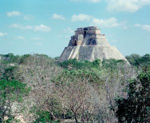 Precolumbiaanse beschaving: zicht op de bovenste tempel op de site van Uxmal, oude Maya hoofdstad, Puuc stijl. Noord Yucatan 600-900 AD. Mexico
