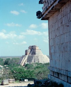 Precolumbiaanse beschaving: uitzicht op de bovenste tempel op de site van Uxmal