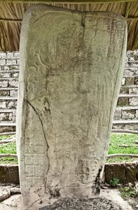 Stela 9 die Ajb’alun Haab’tal Wat’ul K’atel afbeeldt, Terminal Classic Koning uit Seibal, Guatemala, ter herdenking van het einde van de 9e Katun in AD. 849 door Mayan