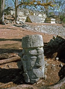 Zicht op de oostelijke hof en tempel 22, klassieke periode 7e-8e eeuw door Mayan