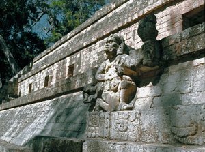 Uitzicht op de muur van de Akropolis met sculpturen van heersers van Copan, klassieke periode 7e-8e eeuw