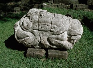 Zoomorfisch altaar uitgehouwen in een blok zandsteen door Mayan