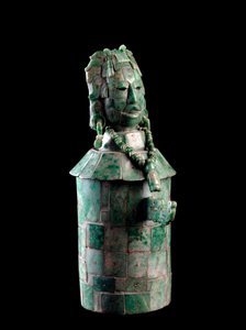 Cilindrische vaas met jadeïetmozaïek, het deksel is een mannenhoofd met een verenhoofdtooi. Uit Tikal, ca. 250 tot 900
