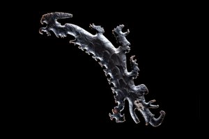 Excentrieke vuursteen die een krokodillen kano met passagiers voorstelt, c.A.D. 600?-900 door Mayan Mayan