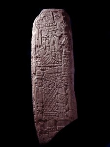Precolumbiaanse kunst, Maya-beschaving, klassieke periode: stenen stèle 5 uit El Zapote, Peten, Guatemala door Mayan Mayan