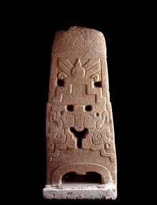 Precolumbiaanse kunst, Maya-beschaving, pre-klassieke periode: stenen stèle met de stilistische masker van een godheid. Uit Saca Tepequez, Guatemala door Mayan Mayan
