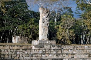 De stèle 2 met uitzicht op het balveld, 652 AD