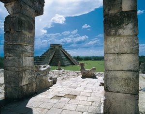 De tempel van krijgers en de piramide van Kukulkan (of kasteel), in Chichen Itza (Yucatan, Mexico). Precolumbiaanse architectuur, Maya kunst postklassiek (12e eeuw).