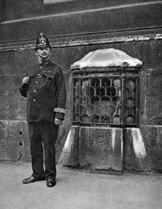 De London Stone in de muur van St Swithins, Cannon Street, Londen
