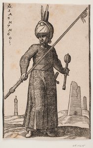 Staande soldaat, gezien van voren; in zijn rechterhand een lans met een wimpel aan de punt; in zijn linkerhand een knuppel; op zijn hoofd een tulband met twee veren; in het landschap een "vuurtoren" en een paar obeliskachtige gebouwen