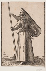 Staande soldaat met helm op het hoofd; in de rechterhand een lans, waarvan de top buiten de bovenste kaderlijn is; op de linkerarm een gebogen schild, gezien van binnen; in de riem onder de rechterarm een gebogen dolk, aan de linkerzijde een zwaard