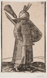 Staande dikke soldaat, met rechterhand in de zak, naar rechts gericht; twee veren in de tulband; aan de linkerzijde een zwaard, op de linkerarm een schild met verenbos; op de grond voor hem liggen een strijdknots en een lans gekruist