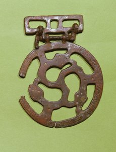 Riemversiering gevonden in Saint-Denis, Frankrijk (metaal)