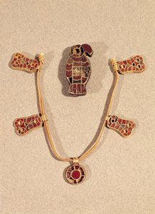 Arendvormige broche en een ketting, 4e-6e eeuw door Merovingian