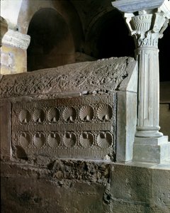Merovingische kunst: cenotaaf van abdis Theodechilde (of Telchide) (overleden 662 n.Chr.). door Merovingian