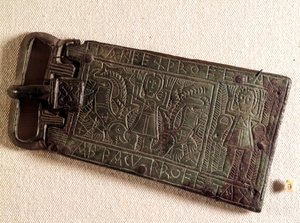 Merovingische kunst: Bronzen gordelgesp van het Bourgondische koninkrijk (barbaarse volkeren) die Daniël in de leeuwenkuil voorstelt. 550-626. Uit Franche-Comté. Nationaal Museum van Archeologie, Saint Germain en Laye door Merovingian Merovingian