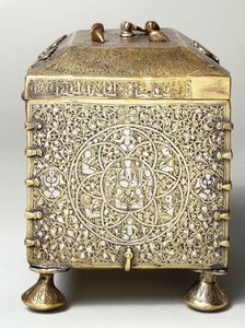 Een Mesopotamische zilver ingelegde koperen kist, met wijzerplaten voor een combinatieslot (zijaanzicht)