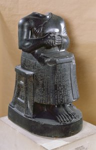 Hoofdloze standbeeld van Prins Gudea als architect, uit Telloh (oud Gersu)