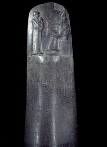 Mesopotamië: stele in dioriet van de Wetten van Hammurabi (of Hammourabi). Het is bedekt met spijkerschriftinscripties en bovenaan staat koning Hammurabi voor de zonnegod van Mesopotamië, Shamash, godheid van gerechtigheid. Het is een van de oudste stukken