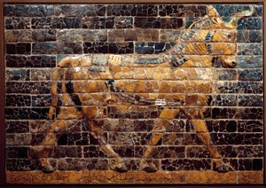 Mesopotamië: stier in beweging. Geglazuurde tegels van de Ishtarpoort. Babylon (Irak) ten tijde van koning Nebukadnezar II. Nationaal Irak Museum, Irak