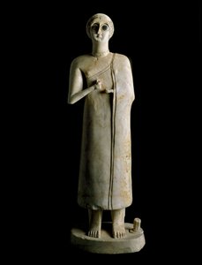 Mesopotamische kunst: figurine van vrouw of godin. Terracotta, 3e millennium v.Chr. Uit Tell Asmar