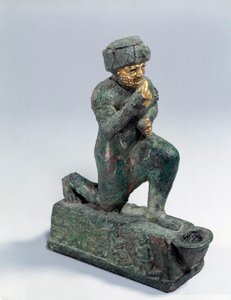Mesopotamië: Beeldje in zilver, brons en goud van knielende aanbidder, ex-voto opgedragen aan de god Amurru voor het leven van Hammurabi. 1800 v.Chr. Uit de Larsa-site