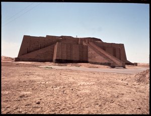 Uitzicht op de gereconstrueerde ziggurat, 2050 v.Chr. door Mesopotamian Mesopotamian