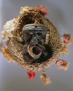 Kostuummasker voor de viering van het Mexicaanse jaarlijkse festival van Guelaguetza (hout, gevlochten stro & papier)