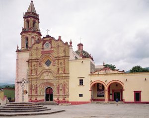 Gevel van de Franciscaner Missiekerk van Sint-Jacobus in Jalpan, 1751-58 door Mexican School
