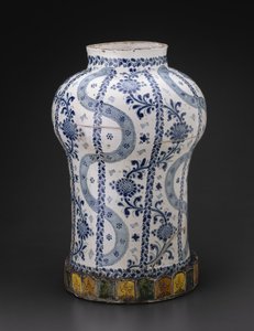 Pot met verticale stromende banden en wijnstokken met zonnebloemachtige bloemen, 1700-50