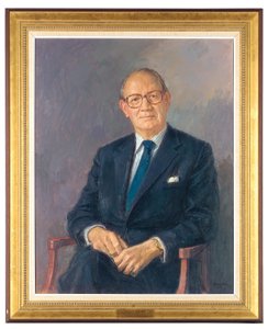 Portret van Lord Aldington, zittend in een donker pak