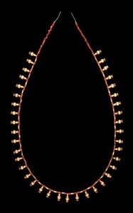 Gouden fleshangers met carneool kralenketting