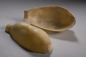Tweedelig vat in de vorm van een eend (alabaster)