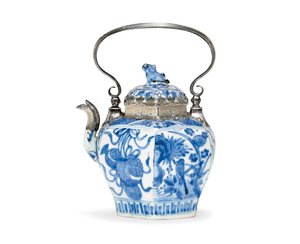 Blauwe en witte theepot en deksel