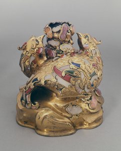 Chinese vergulde koperen wijnvat in de vorm van feniksen op een rots door Ming Dynasty Chinese School