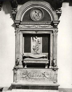 Monument voor Graaf Ugo (gest.1001) Markgraaf van Toscane