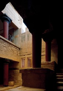 Minoïsche kunst: zicht op het interieur van het paleis van koning Minos in Knossos, oostelijke trap en dakraam. 1600-1400 v.Chr. Kreta door Minoan