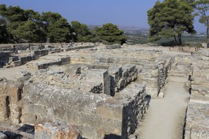 Minoïsche archeologische site van Phaistos. Noordoost complex. Complex van vier kamers direct grenzend aan het oude paleis. Deze kamers werden gebruikt om waardevolle rituele vaten op te slaan. De beroemde 