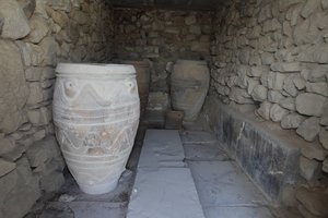 Minoïsche archeologische site van Phaistos. Het magazijn van de gigantische pithoi (opslagvaten). Deze vaten zijn versierd met schijf- en touwpatronen in reliëf. door Minoan