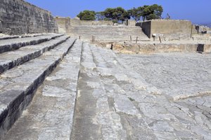 Minoïsche archeologische site van Phaistos. Het westelijke hof en het theatrale gebied. Grote geplaveide hof voor de gevel en de centrale ingang van het paleis (1900 -1700 v.Chr.). Deze hof speelde een belangrijke rol in het leven van de inwoners