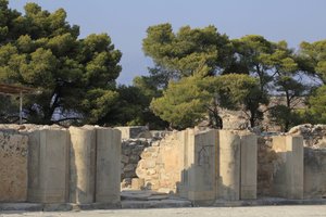 Minoïsche archeologische site van Phaistos. Poort van de noordelijke vleugel die uitkomt op de centrale binnenplaats. De noordelijke vleugel is de belangrijkste vleugel van het paleis omdat men denkt dat hier de 