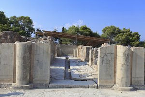 Minoïsche archeologische site van Phaistos. Poort van de noordelijke vleugel die uitkomt op de centrale binnenplaats. De noordelijke vleugel is de belangrijkste vleugel van het paleis omdat wordt aangenomen dat hier de 