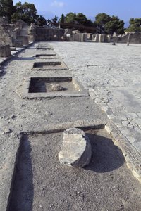 Minoïsche archeologische site van Phaistos. Algemeen uitzicht op de centrale binnenplaats vanaf de heiligdommen van de westelijke vleugel. De centrale binnenplaats is een basis architectonisch element van het Minoïsche paleis. Het is een kern waar de versc door Minoan