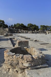 Minoïsche archeologische site van Phaistos. Algemeen zicht op de centrale binnenplaats vanuit de heiligdommen van de westelijke vleugel. De centrale binnenplaats is een basis architectonisch element van het Minoïsche paleis. Het is een kern waar de verschi
