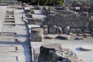 Minoïsche archeologische site van Phaistos. Algemeen zicht op de heiligdommen van de westelijke vleugel langs de centrale binnenplaats vanuit de noordelijke vleugel. Er waren twee soorten heiligdommen: 