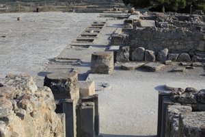 Minoïsche archeologische site van Phaistos. Algemeen zicht op de heiligdommen van de westelijke vleugel langs de centrale binnenplaats vanuit de noordelijke vleugel. Er waren twee soorten heiligdommen: 