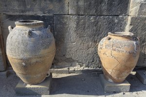 Minoïsch archeologisch terrein van Phaistos. Grote pithoi (opslagkruik), gevonden bij de centrale binnenplaats. Kreta door Minoan